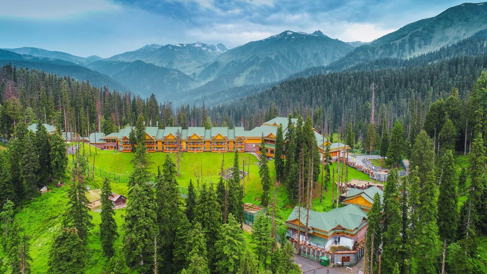 Luxury Kashmir Package (Premium) (4N/5D) - (₹68,500 PER COUPLE)