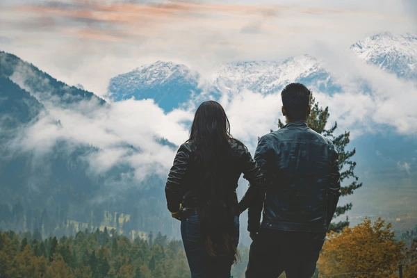 Romantic Kashmir Escape - (43,000 PER COUPLE)