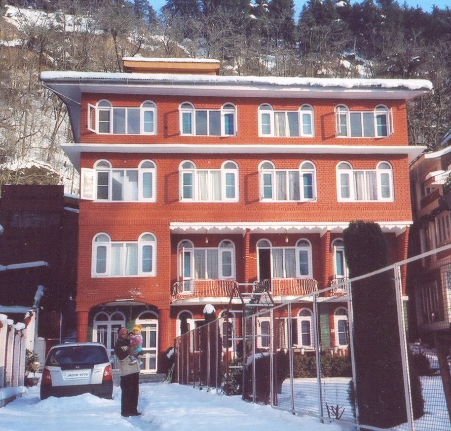 Srinagar Hotels Near Dal Lake