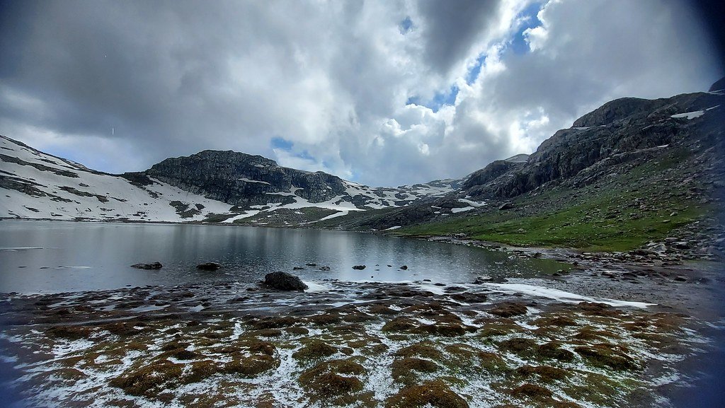 a snowy picture of sundersar lake