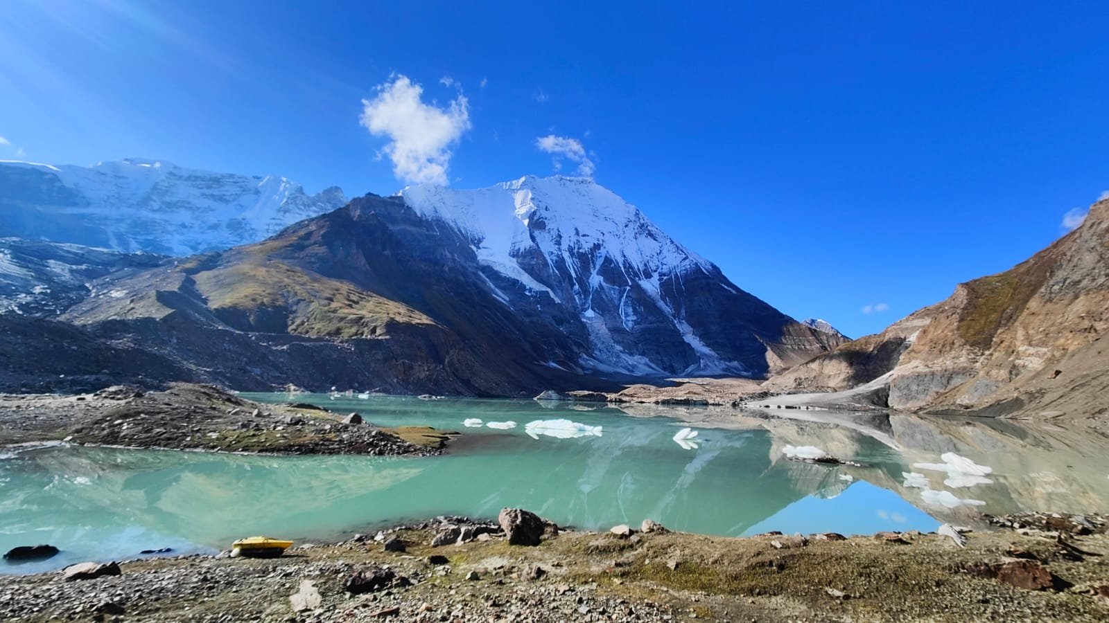 Lake between the mountains near the Warwan Valley Trek