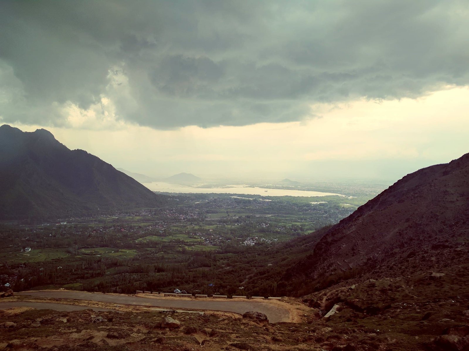 anoramic view from Astanmarg Viewpoint showing lush green valley and dal lake