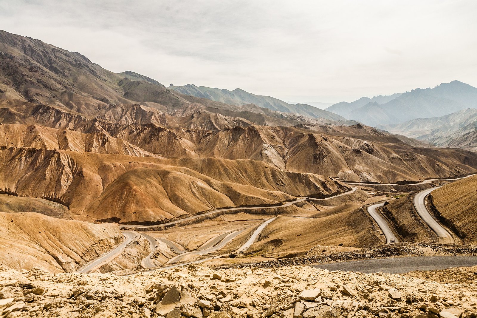 Winding roads through dry, brown mountains at Fotu La Pass