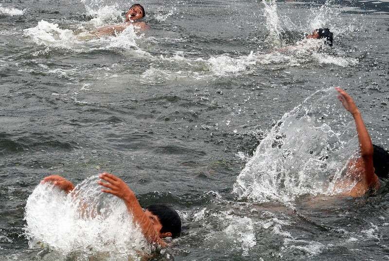 people enjoys swimming at nigeen lake
